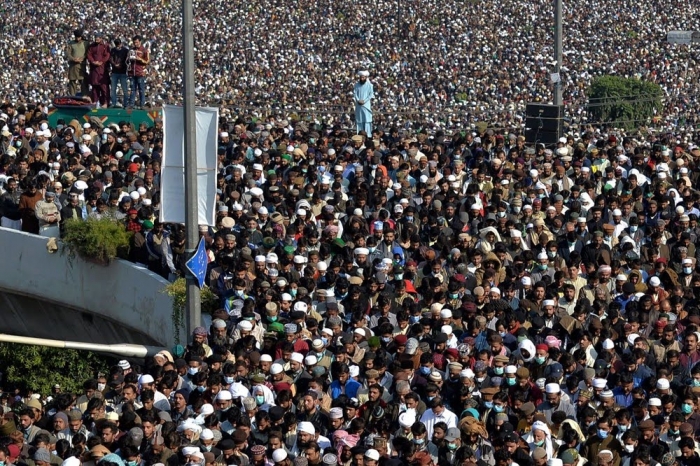pakistan da virüsün hiçe sayıldığı cenaze töreni