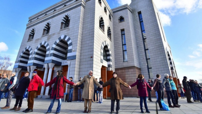 camide namaz kılanları koruyan kanadalılar
