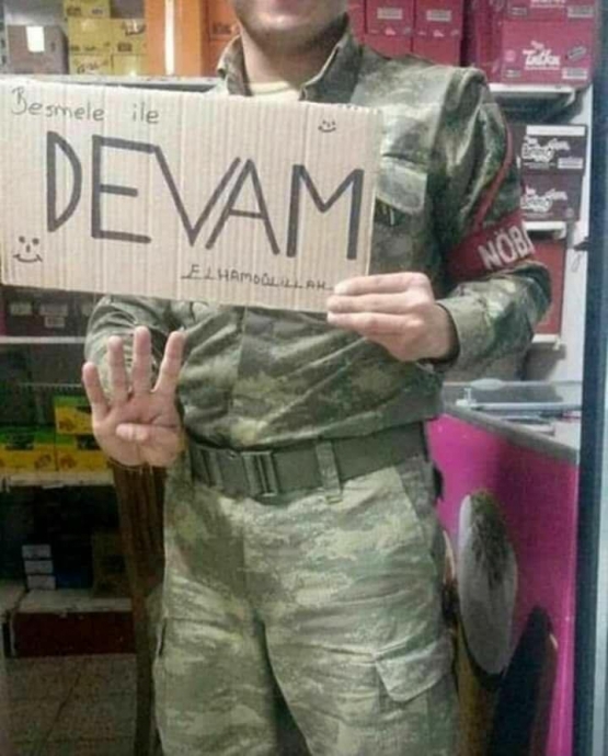 elinde devam yazılı döviz ile rabia yapan uzman
