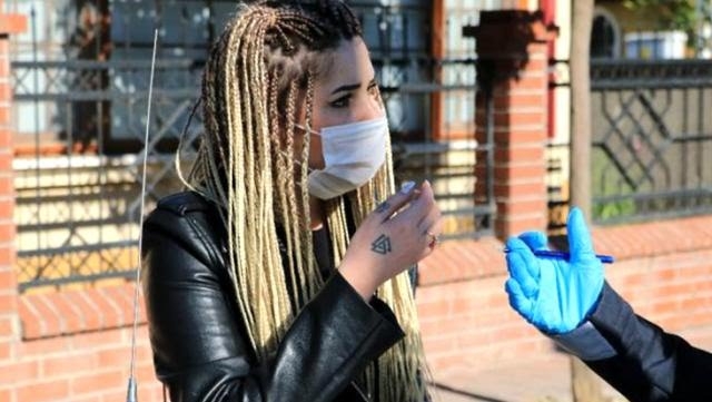 maske takmayan kadının polisleri tehdit etmesi