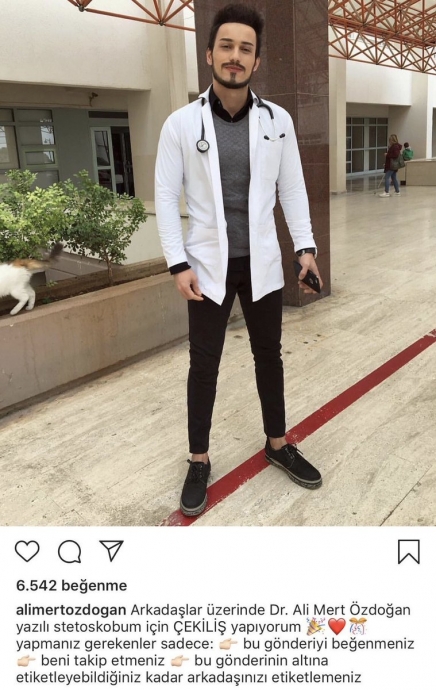 steteskobu için çekiliş yapan doktor