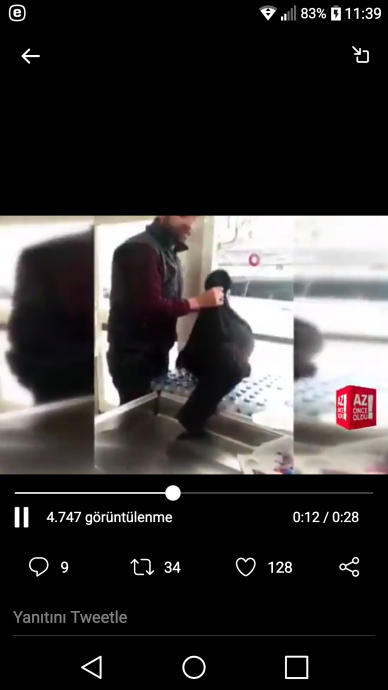 poşete para vermemek için montu torba yapan adam