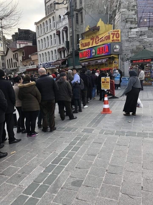 ülkede kriz varsa mp bayii önündeki kuyruklar ne