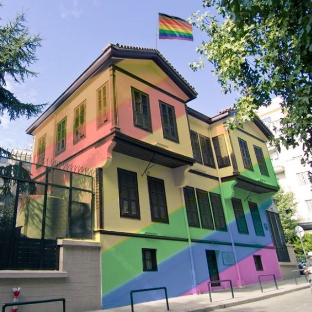 selanik atatürk evinin lgbt bayrağına benzetilmesi