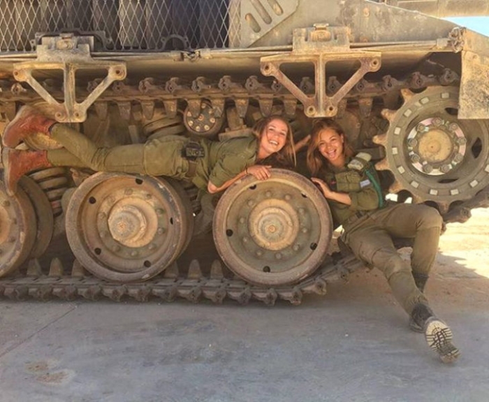 tankın paletinde ponçiklik yapan sevimli kızlar
