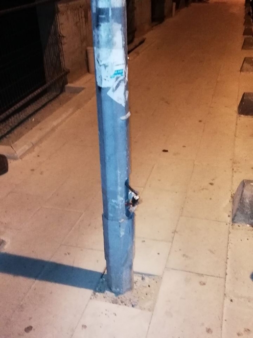 bağlantı kablosu açıkta olan sokak lambası direği