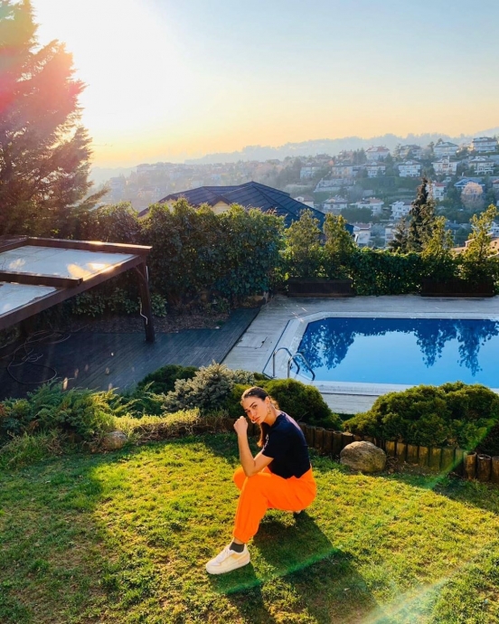 demet özdemir in evde kal pozu