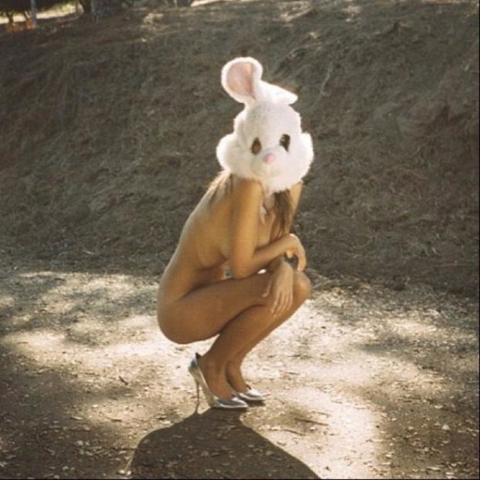 emily ratajkowski nin sıçıyorum pozu