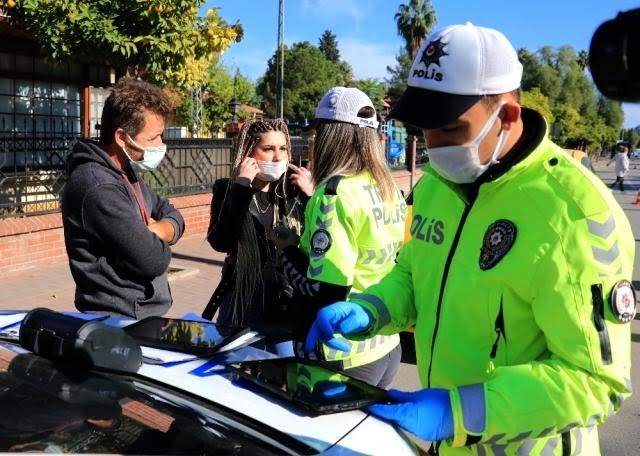 maske takmayan kadının polisleri tehdit etmesi