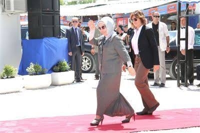 emine erdoğan ın topuklu ayakkabı giymesi