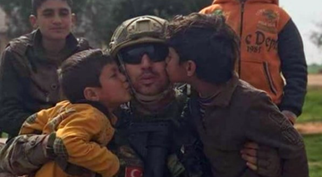 türk askeri ve çocuk