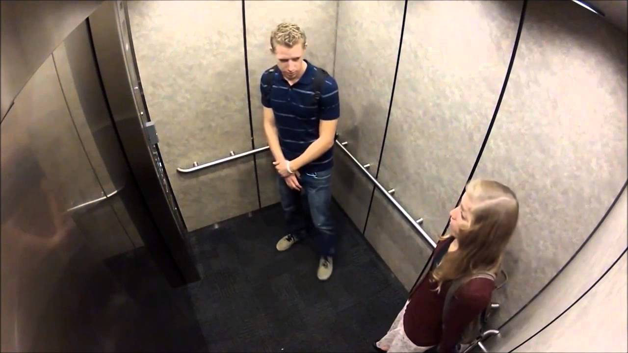 Шлюшка в лифте показывает писю фото