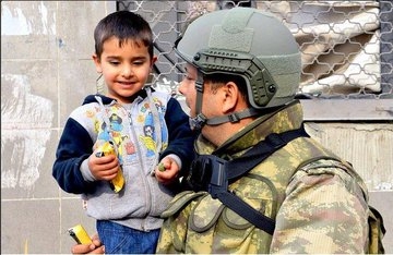 türk askeri ve çocuk