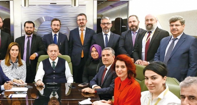 erdoğan ın koltuğuna kolunu dayayan gazeteci