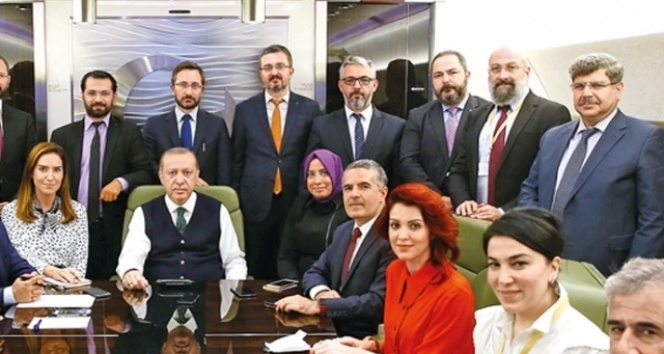 erdoğan ın koltuğuna kolunu dayayan gazeteci