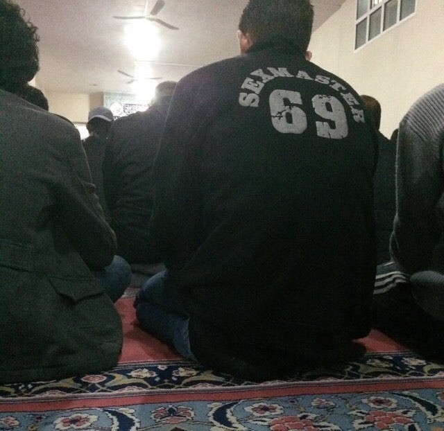 giydiği tişörtte ne yazdığını umursamayan insan
