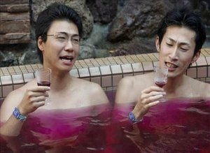 alkolik oldum la gay gaya şarap banyosu yapmak