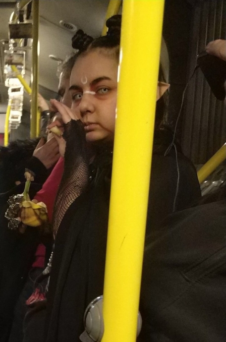 metrobüste ki şeytana benzeyen garip kız