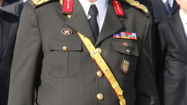 namaz kılan askerleri tehdit eden teğmen