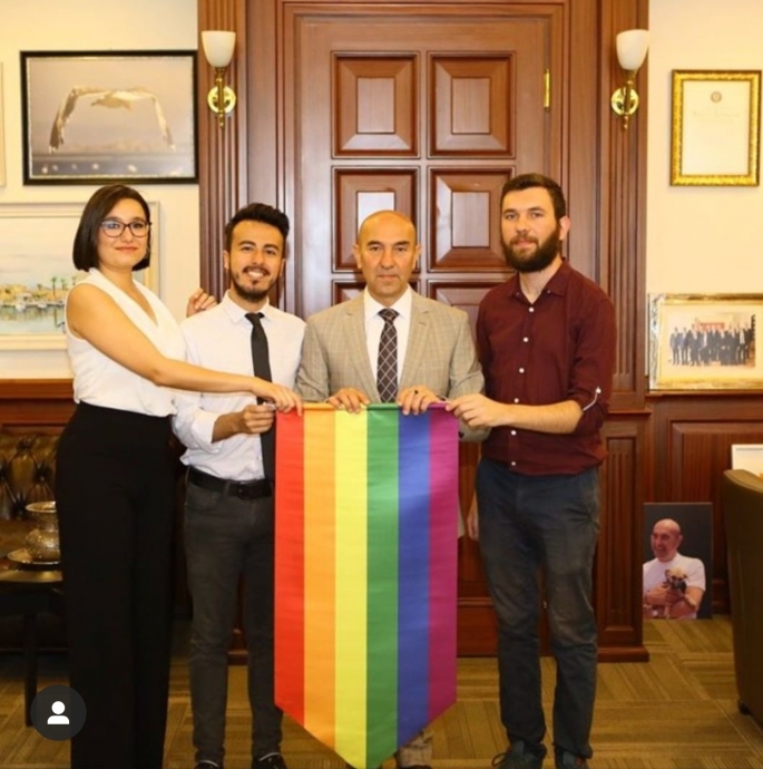 tunç soyer in lgbt bayrağı ile poz vermesi