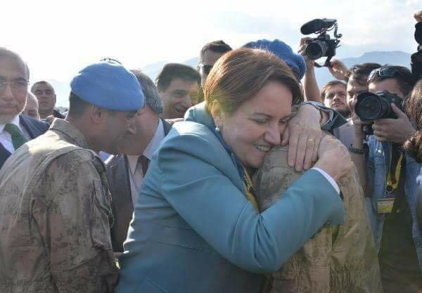 akşenerin sarıldığı askerin elleri yanda beklemesi