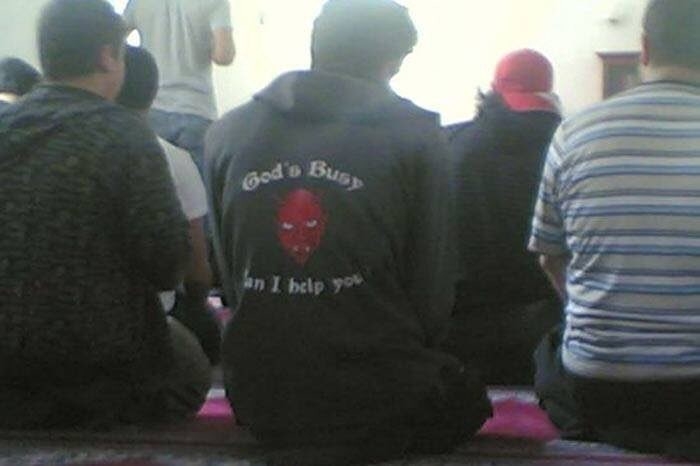 giydiği tişörtte ne yazdığını umursamayan insan