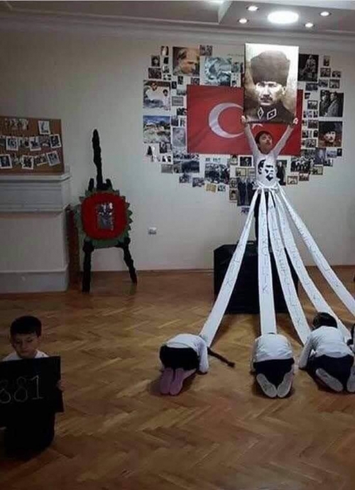 atatürk tablosuna secde eden ilkokul öğrencileri