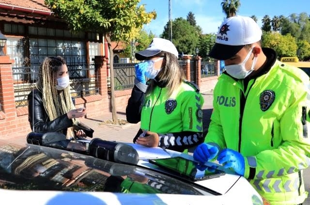 maske takmayan kadının polisleri tehdit etmesi