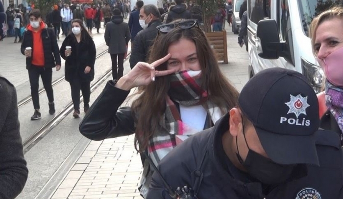 maskesiz rus turistin ceza kesilince dans etmesi