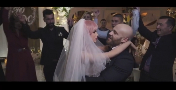 şişme kadınla evlenen kazakistanlı adam