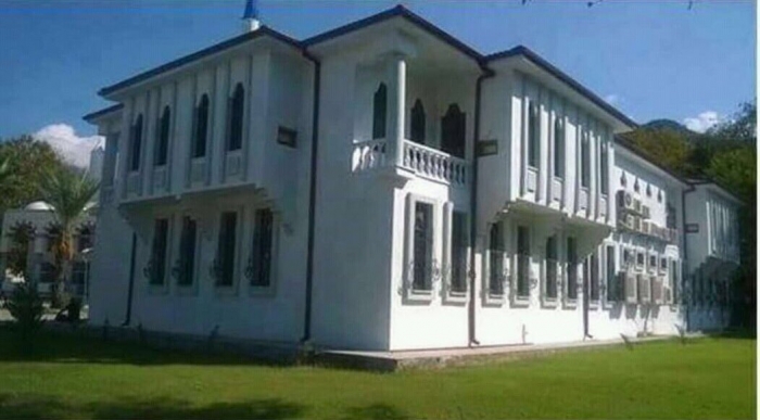 anadolu da bir ilkokul binası vs müftülük binası