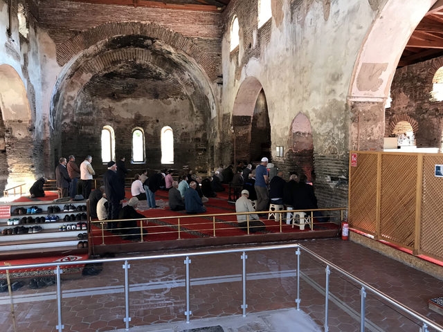 1700 yıllık tarihi esere cam kapı takmak