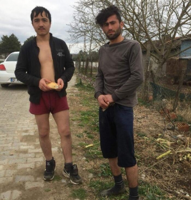 yunan askerlerinin göçmenleri döverek göndermesi