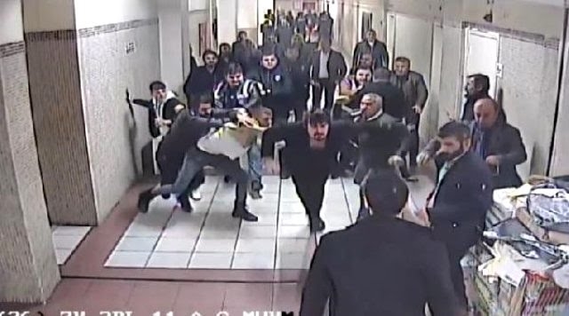 15 kişinin saldırısına uğrayan avukat