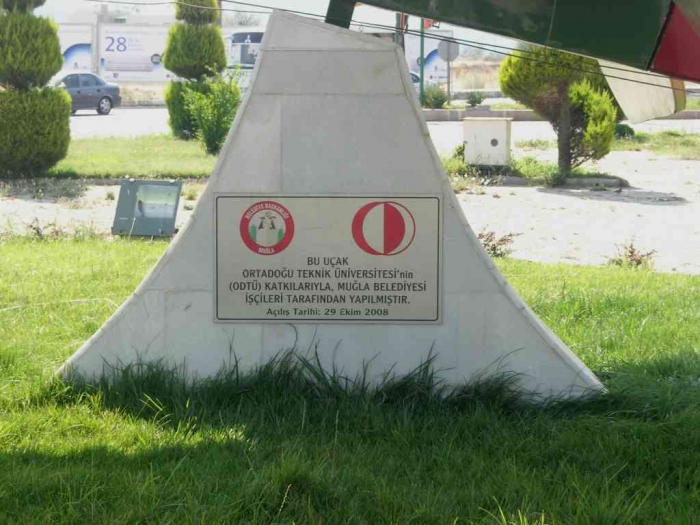 muğla kent meydanındaki ismet tayyaresi