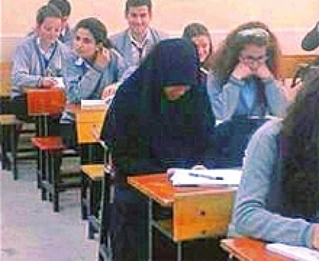 kız çocuklarını çarşafa sokan aile
