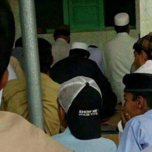 giydiği tişörtte ne yazdığını umursamayan insan