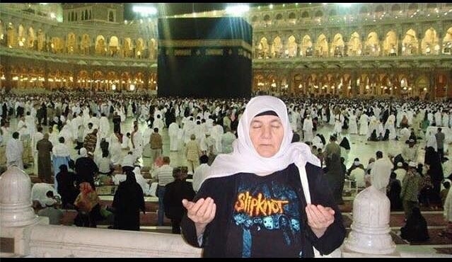 giydiği tişörtte ne yazdığını umursamayan insan
