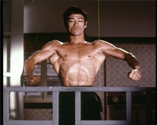 bruce lee nin efsane pozu