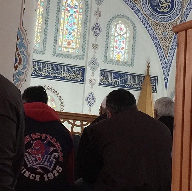 giydiği tişörtte ne yazdığını umursamayan insan