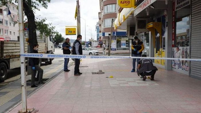 karısını sokak ortasında silahla öldüren cani koca