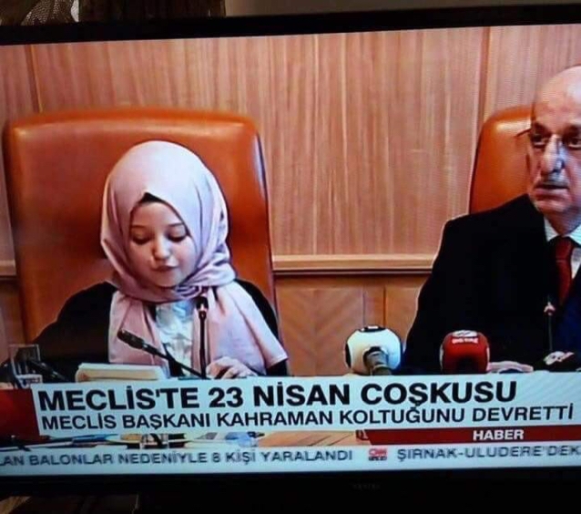 meclis başkanı koltuğundaki türbanlı çocuk