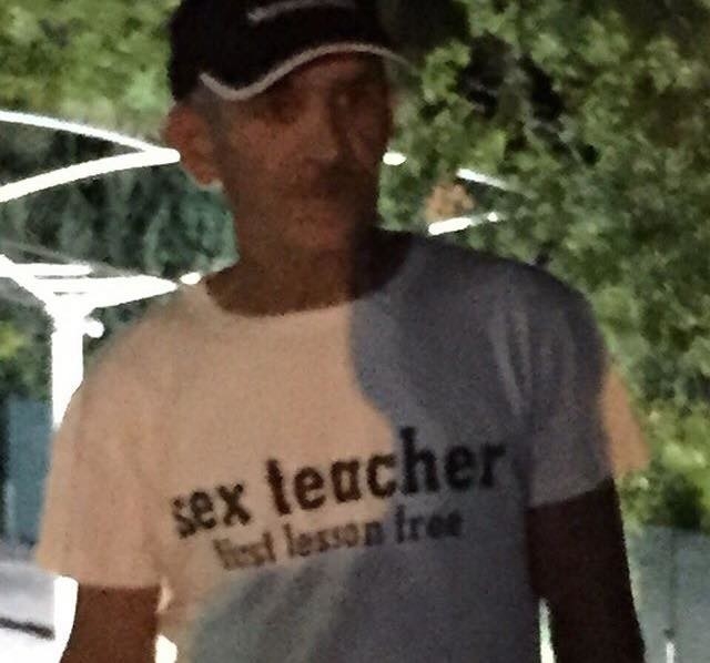 giydiği tişörtte ne yazdığını umursamayan insan