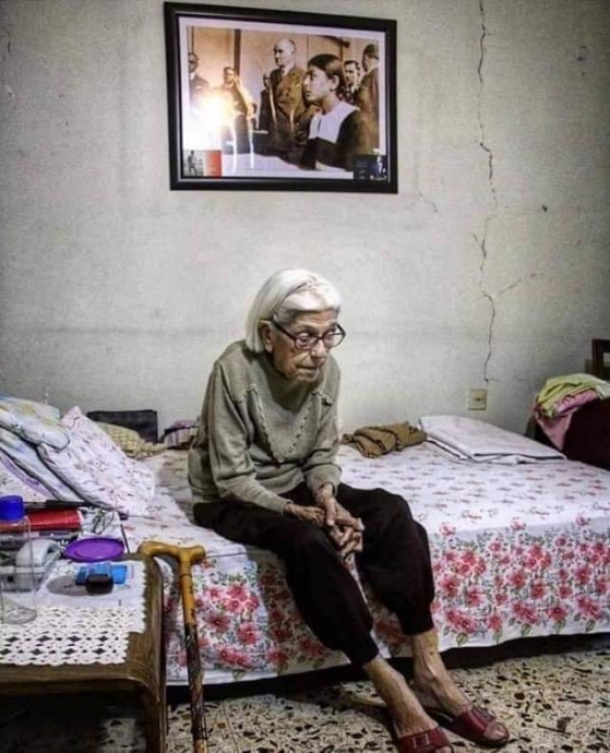 atatürk ile aynı fotoğraf karesinde yer alan kız