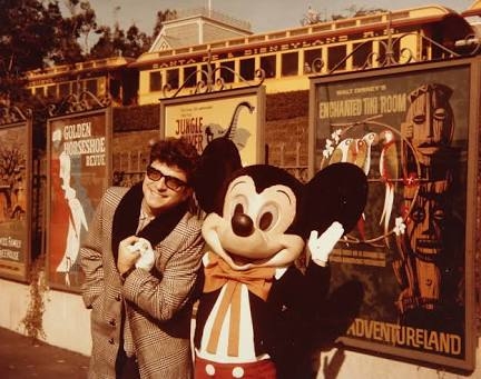 zeki müren in mickey mouse ile fotoğrafı