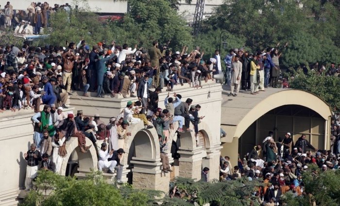 pakistan da virüsün hiçe sayıldığı cenaze töreni