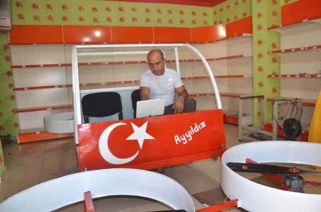 çamaşır makinesinden uçan araba yapan adam