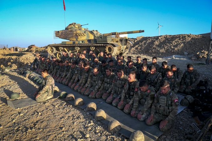 barış pınarı harekatında namaz kılan mehmetçik