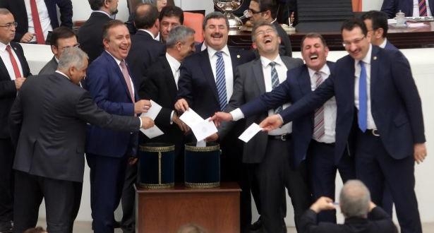 gözlük çalarken yakalanan siyasetçi