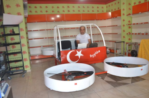 çamaşır makinesinden uçan araba yapan adam